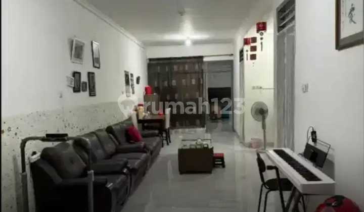 ruang keluarga rumah hitung tanah di komplek