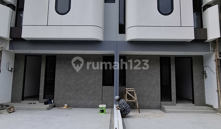 Rumah 2 Lantai Siap Huni Dekat Tol Tanah Luas