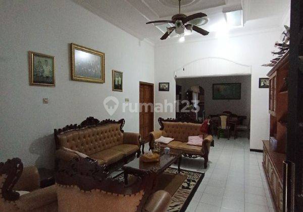 S063 Dijual Rumah Klasik Terawat Siap Huni Lokasi Kota Malang  2