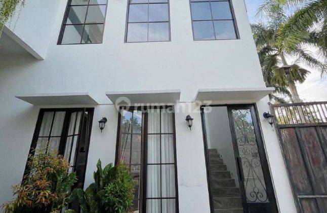 S120 Dijual Rumah Full Furnish posisi Hook ,di Villa Gunung Buring, Malang 2