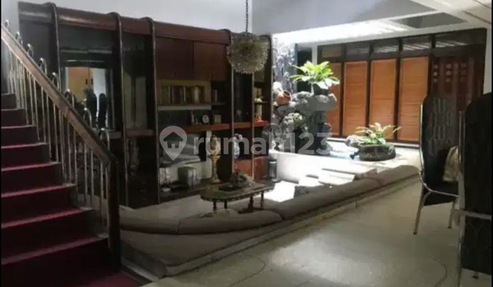 Hook house on the main road in Buah Batu, suitable for business. 2