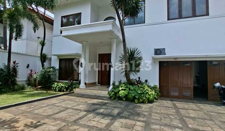 RUMAH YANG TERAWAT DI AREA EKSKLUSIF KEMANG