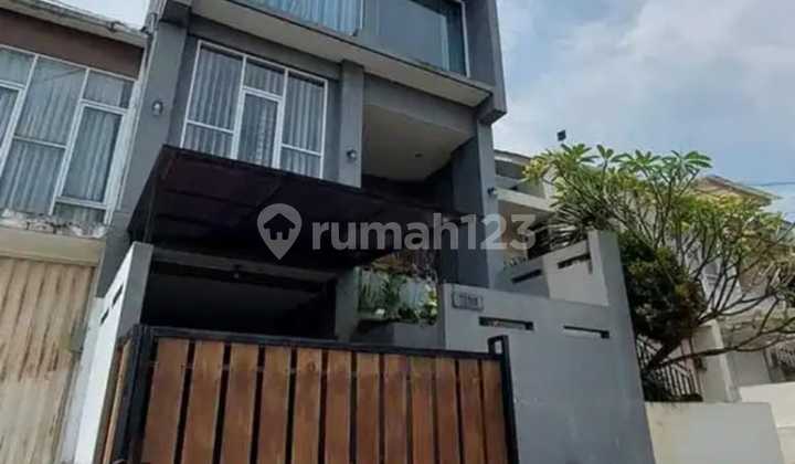 RUMAH 3 LANTAI SIAP HUNI SEMI FURNISHED MODERN MINIMALIS LOKASI DI GLAND RESIDENCE PADALARANG