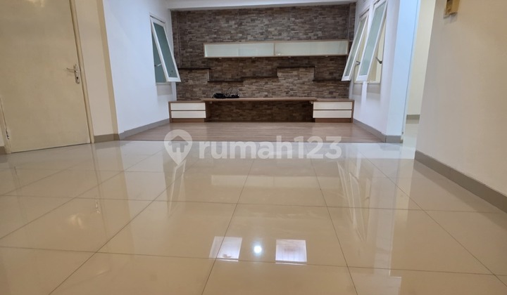 Rumah Hunian Luas, Nyaman dan Terawat Lokasi Strategis di Singgasana Pradana, Bandung 2