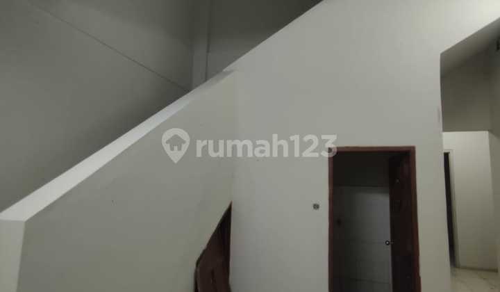 For Rent 3-Story Shop House Ready to Use Suitable for Business Location on Main Road Jalan Peta Bandung 2
