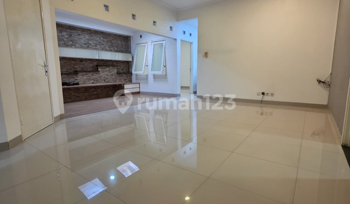 Rumah Hunian Luas, Nyaman dan Terawat Lokasi Strategis di Singgasana Pradana, Bandung