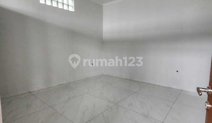 Disewakan Rumah Bangunan Baru Modern Minimalis Siap Huni Lokasi Strategis di Sayap Sudirman Bandun