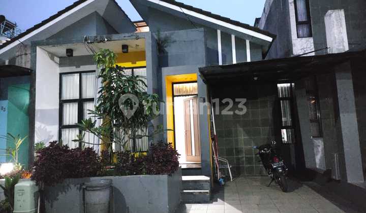 Comfortable, cool house ready to occupy. Strategic location in Sariwangi near Bandung City Center. Comfortable, cool house ready to occupy. Strategic location in Sariwangi near Bandung City Center.