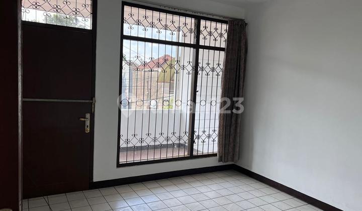 Dijual Rumah 2,5 Lantai Nyaman Terawat Siap Huni Lokasi di Kopo Elok Bandung