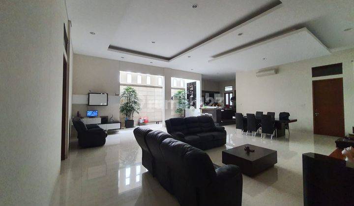 Dijual Rumah Lux Semi Furnish 3 Lantai Siap Huni di Mekarwangi 1