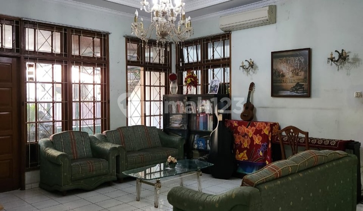 Old House Ready to Live In Flood-Free Two-Car Road Safe Environment Near GBK and Parliament Building. 2