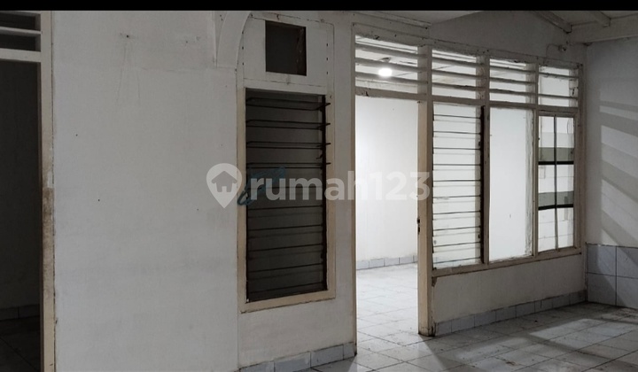 Rumah Tua Bebas Banjir Lingkungan Aman Nyaman