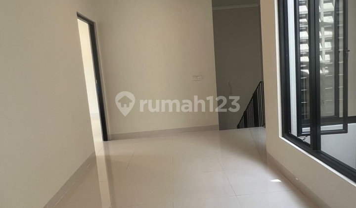 New Ready-to-Live Good New Flood-Free Safe Neighborhood House 2