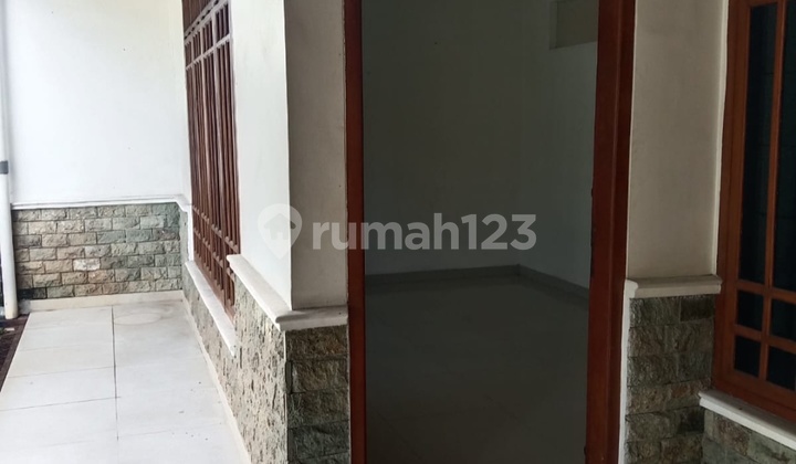 Serene Flood-Free Home in a Quiet Neighborhood 2