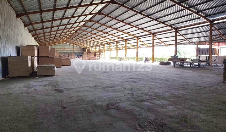 Gudang dengan Lahan Tanah Luas di Kota Kendal