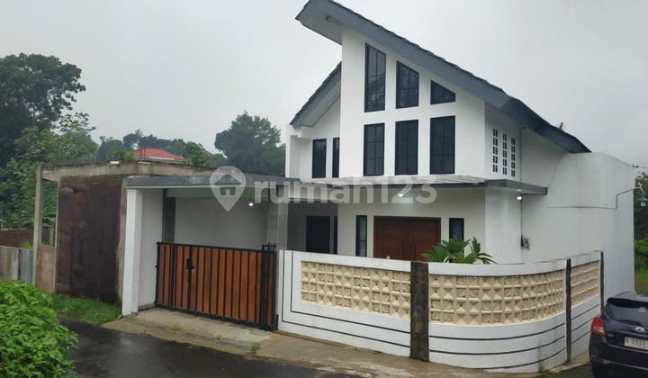Two-Story House with Beautiful Views in Salatiga Two-Story House with Beautiful Views in Salatiga