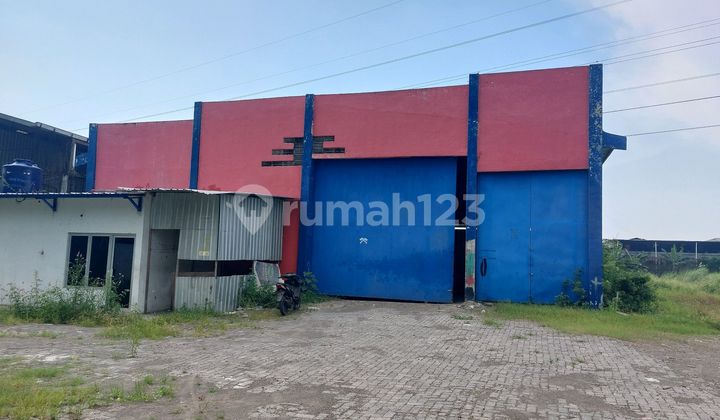 Spacious Parking Yard Warehouse in Muktiharjo Semarang 2