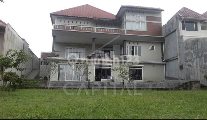 Rumah Mewah 3 Lantai Full Furnished dengan Halaman Luas dan View Danau di Kota Baru Parahyangan