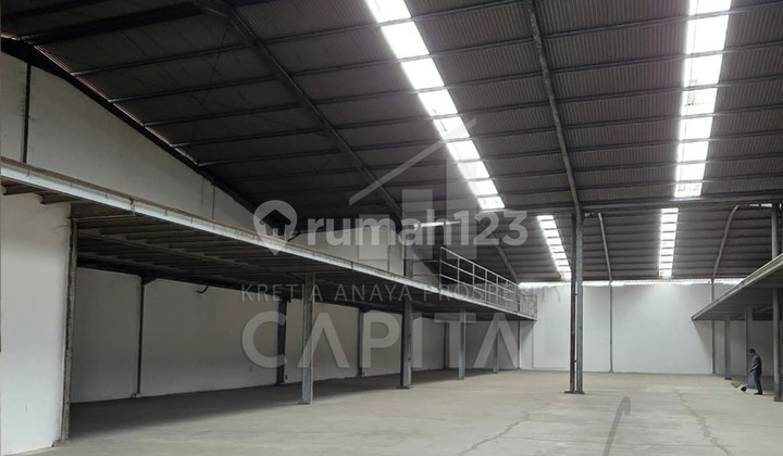 Clean and Ready-to-Use Steel Construction Warehouse on Soekarno Hatta Main Road