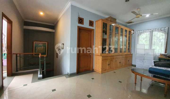 ruang keluarga dijual rumah 2lt jl pelatnas,