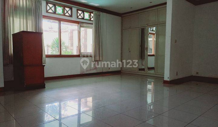 Dijual rumah 2 lantai di Senayan Jakarta Selatan 1
