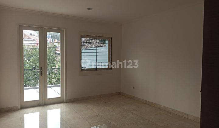 Disewakan rumah 2 lt di Senayan Jakarta Selatan 8