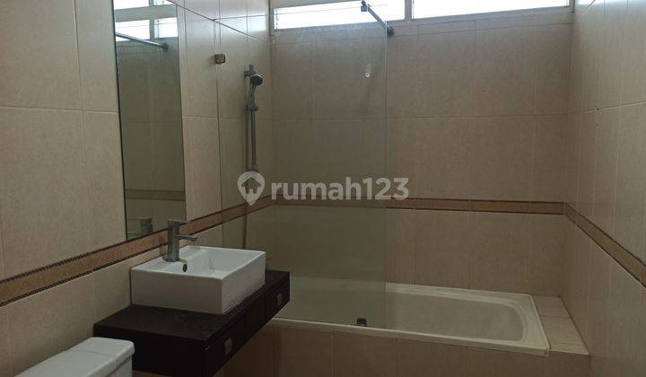 Disewakan rumah 2 lt di Senayan Jakarta Selatan 9