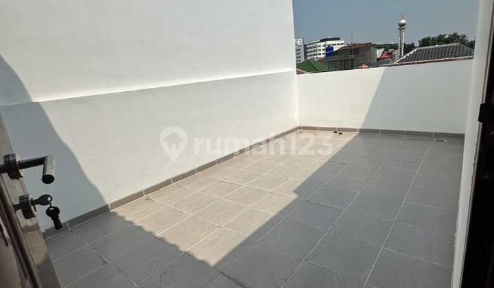 Rumah 3 Lantai Brand New Duri Kepa 2