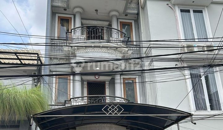Rumah 4 Lantai Siap Huni di Tomang