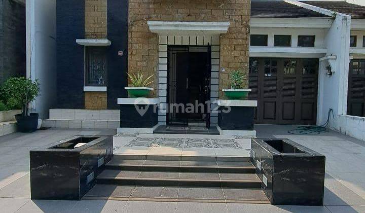 Rumah 2 Lt di Grand Wisata Dalam Cluster Sudah Renovasi, Furnished, Depan Taman Luas, Sejuk Dan Asri