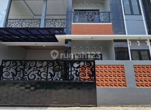 Rumah 2 Lantai Modern 4 Kamar Tidur Dekat Stadion Maguwoharjo 1