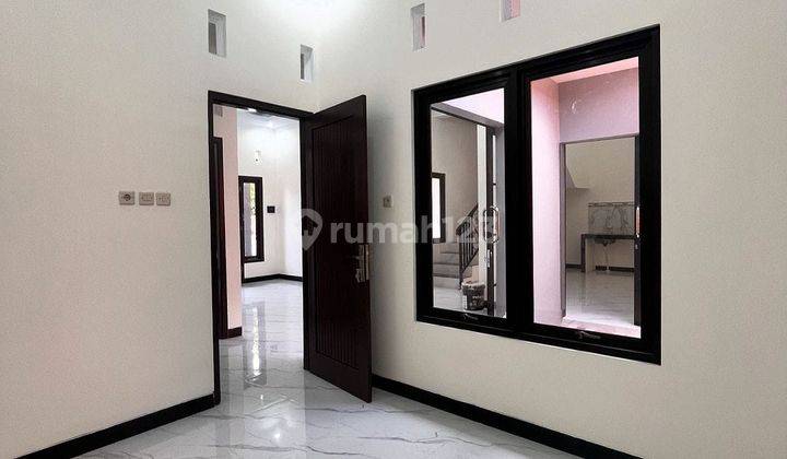 Rumah 2 Lantai Modern 4 Kamar Tidur Dekat Stadion Maguwoharjo 2