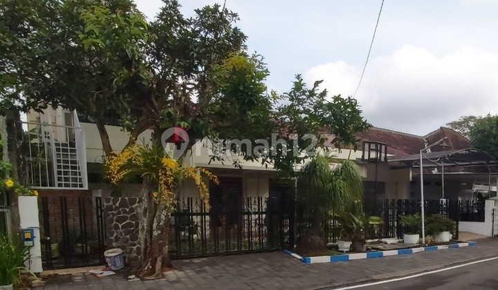 A spacious 499m² house located in a strategic central city area, ideal for business. 2