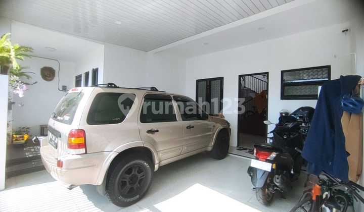 Ready-to-occupy 2.5-story house in the West Ikan Tombolo Street area, Lowokwaru. 2