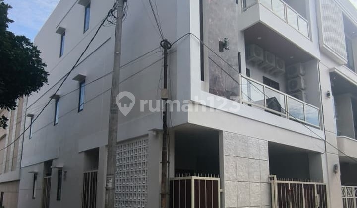 Exclusive boarding house with 18 rooms, strategically located in the Soekarno Hatta area. Exclusive boarding house with 18 rooms, strategically located in the Soekarno Hatta area.