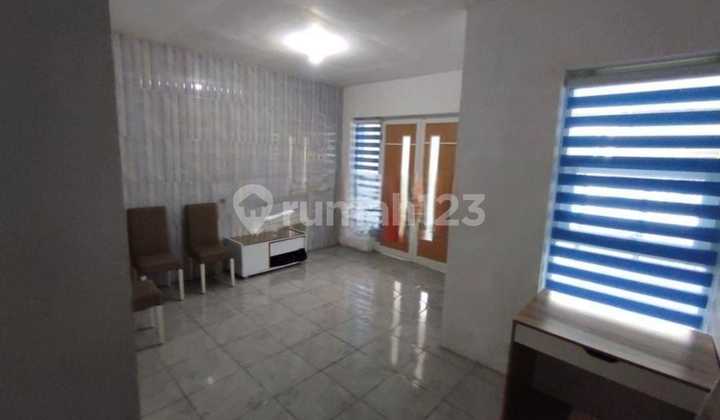 Strategic Mid-City Ready-to-Occupy House on Bungur Street, Lowokwaru 2
