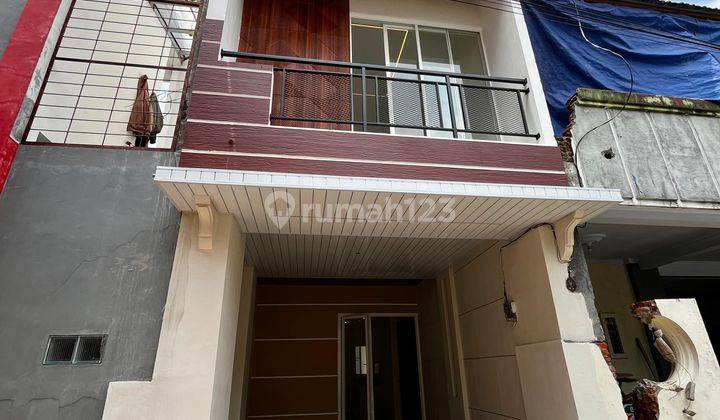 Rumah Minimalis Modern 3 Lantai Area Sawojajar 1