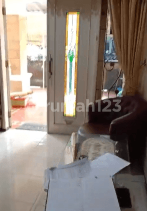 ruang tamu rumah tinggal ada kamar kos