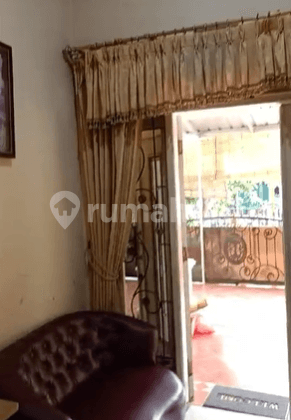 ruang tamu rumah tinggal ada kamar kos