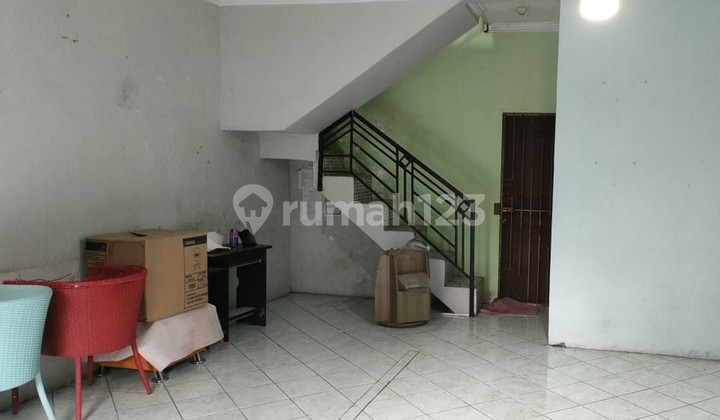 Ready-to-use 2-story shophouse near Soehat area and campus. Prime location. 2