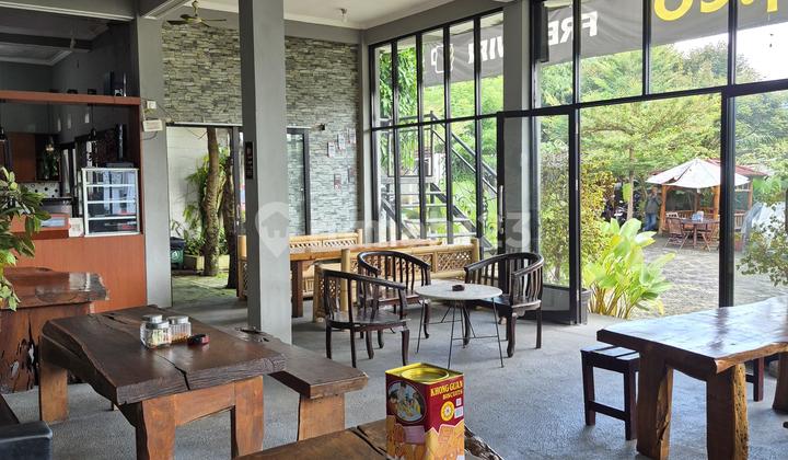 Rumah plus tempat usaha cafe dan showroom mobil area tasikmadu 2