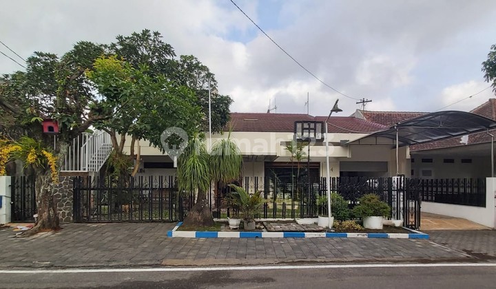 Rumah luas 499m2 lokasi strategis tengah kota cocok untuk usaha Rumah luas 499m2 lokasi strategis tengah kota cocok untuk usaha