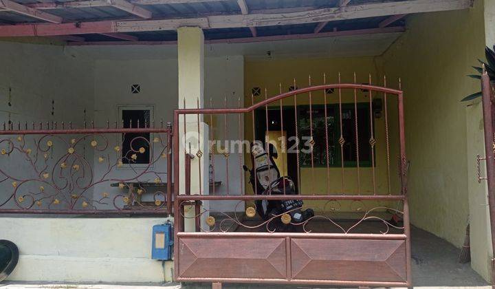tampak depan dijual rumah siap huni perum