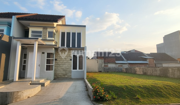 Minimalist House Ready to Occupancy, 187M2 Area, Tegalgondo Behind UMM Campus. Minimalist House Ready to Occupancy, 187M2 Area, Tegalgondo Behind UMM Campus.