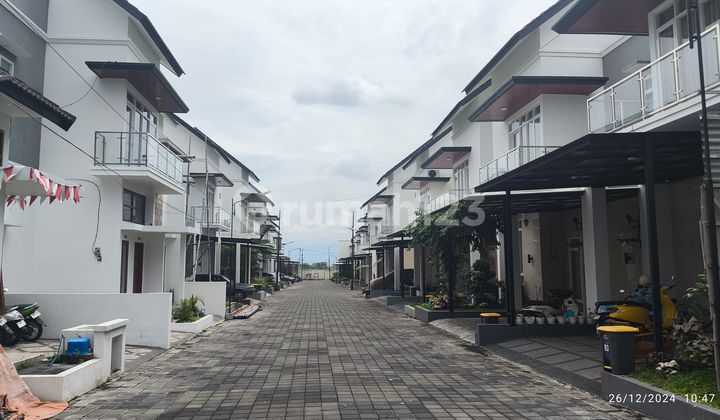 Strategic Luxury Villa House near UMM Campus and access to Batu. 2