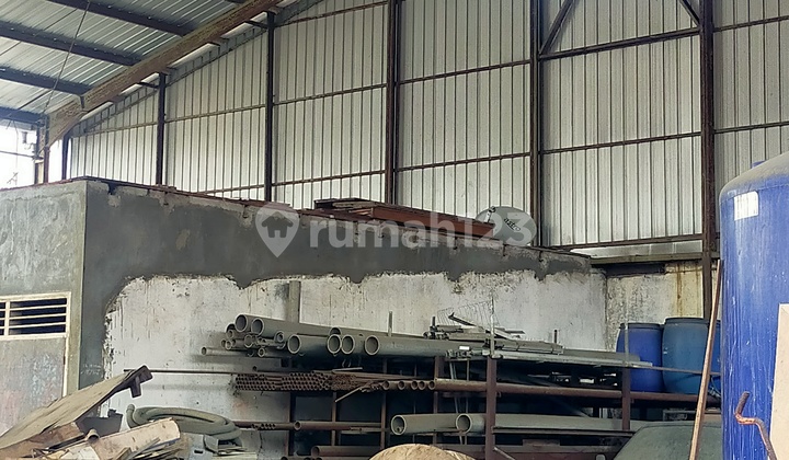 Strategic Commercial Property on the Main Road of East Semarang 2