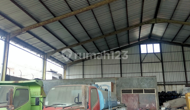 Strategic Commercial Property on the Main Road of East Semarang 1