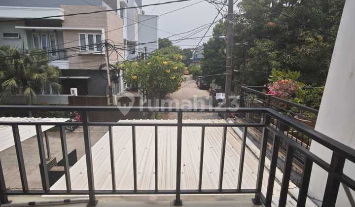 Dijual Rumah di Green Garden, Lt.8x18m2, Semi Furnish, Harga : 3,65M Nego