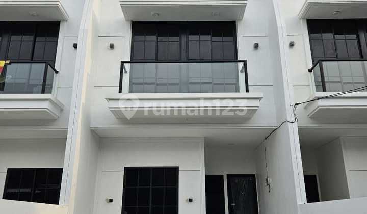 House in Kav DKI Meruya, West Jakarta, Size 5x20m², Facing North 2