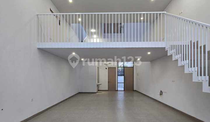 Rumah baru di Meruya Utara,Luas tanah 125m,ada mezanine,Shm,Harga:2,5 M nego